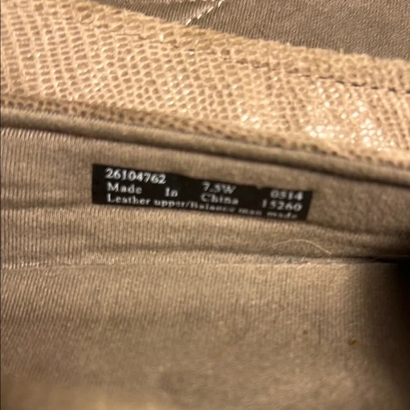 Clarks Cream Flats with Suede-like Material with a little sheen size 7.5 - Picture 6 of 6